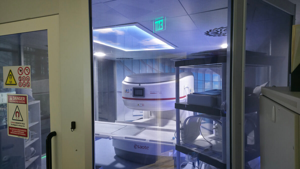 Puerta RF blindada instalada en una sala MRI mostrando sellos de contacto finger-stock de precisión