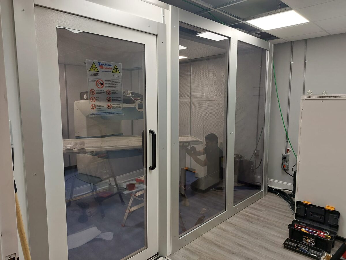 Scanner IRM installé dans une salle d'imagerie blindée