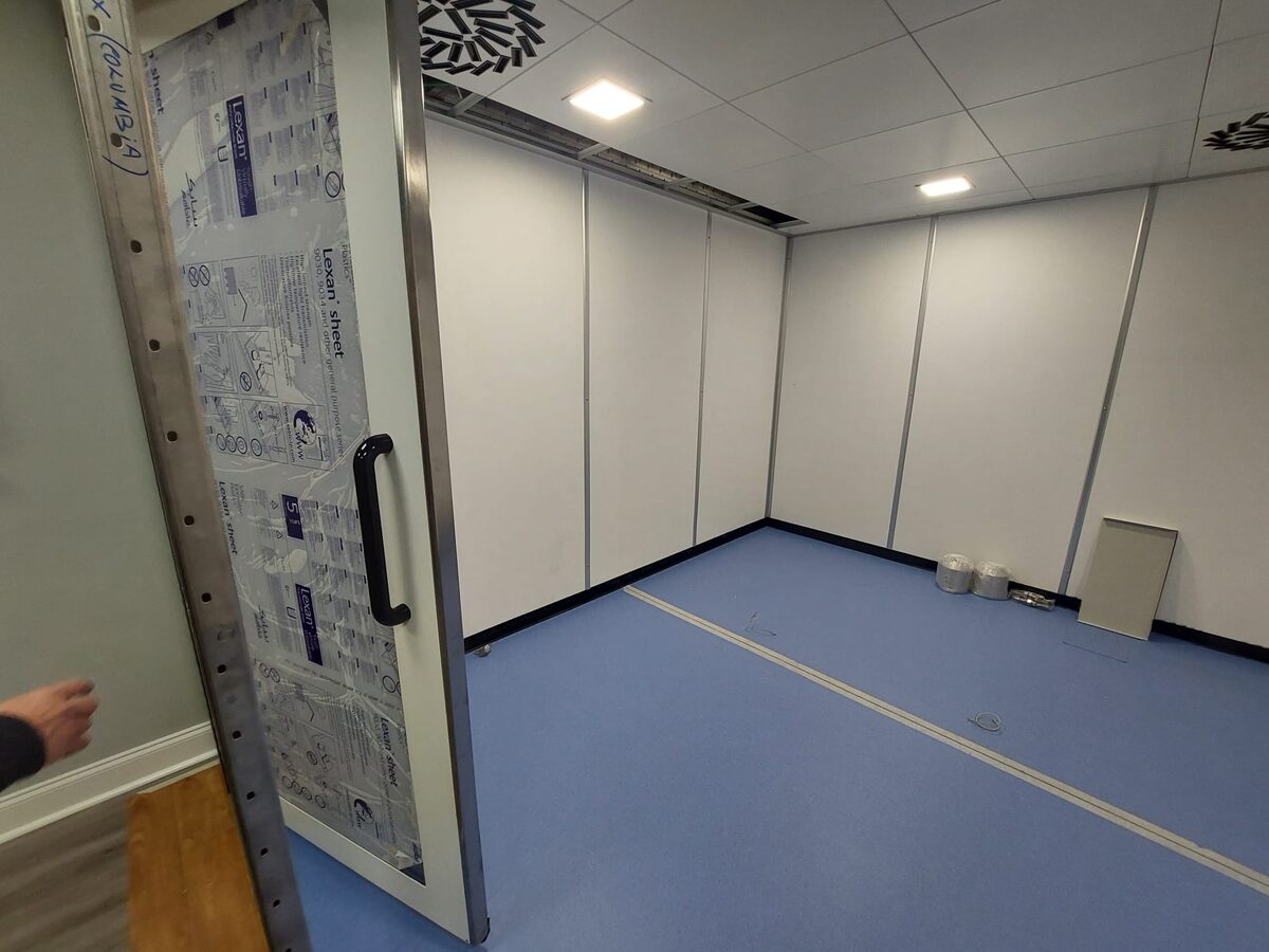 Escáner MRI compacto de extremidades en una sala de consulta blindada