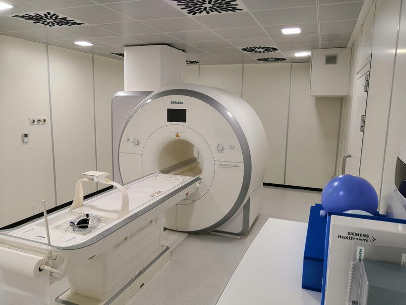 Intérieur d'une salle IRM blindée achevée montrant la construction de l'enceinte