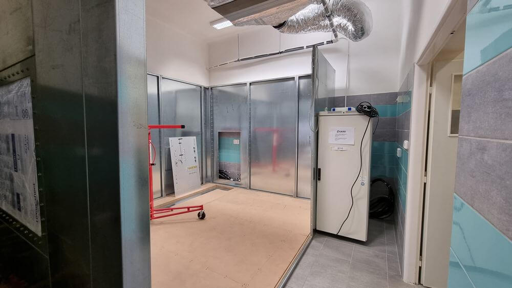 Enceinte IRM blindée en acier modulaire en cours de construction