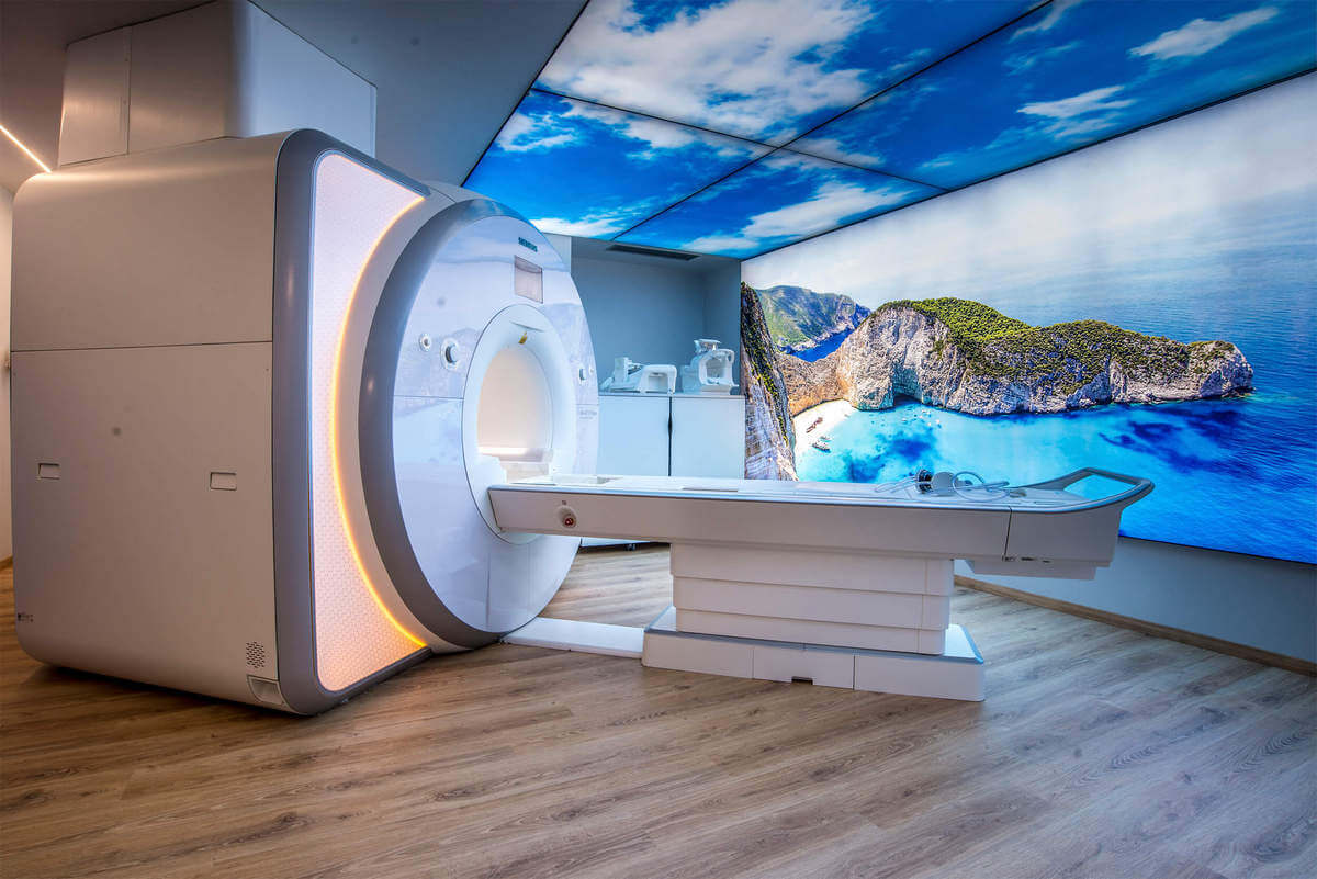 Escáner MRI Siemens instalado en una suite blindada con tratamiento acústico