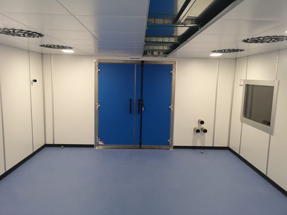 Sala MRI blindada instalada en una instalación de imagen veterinaria
